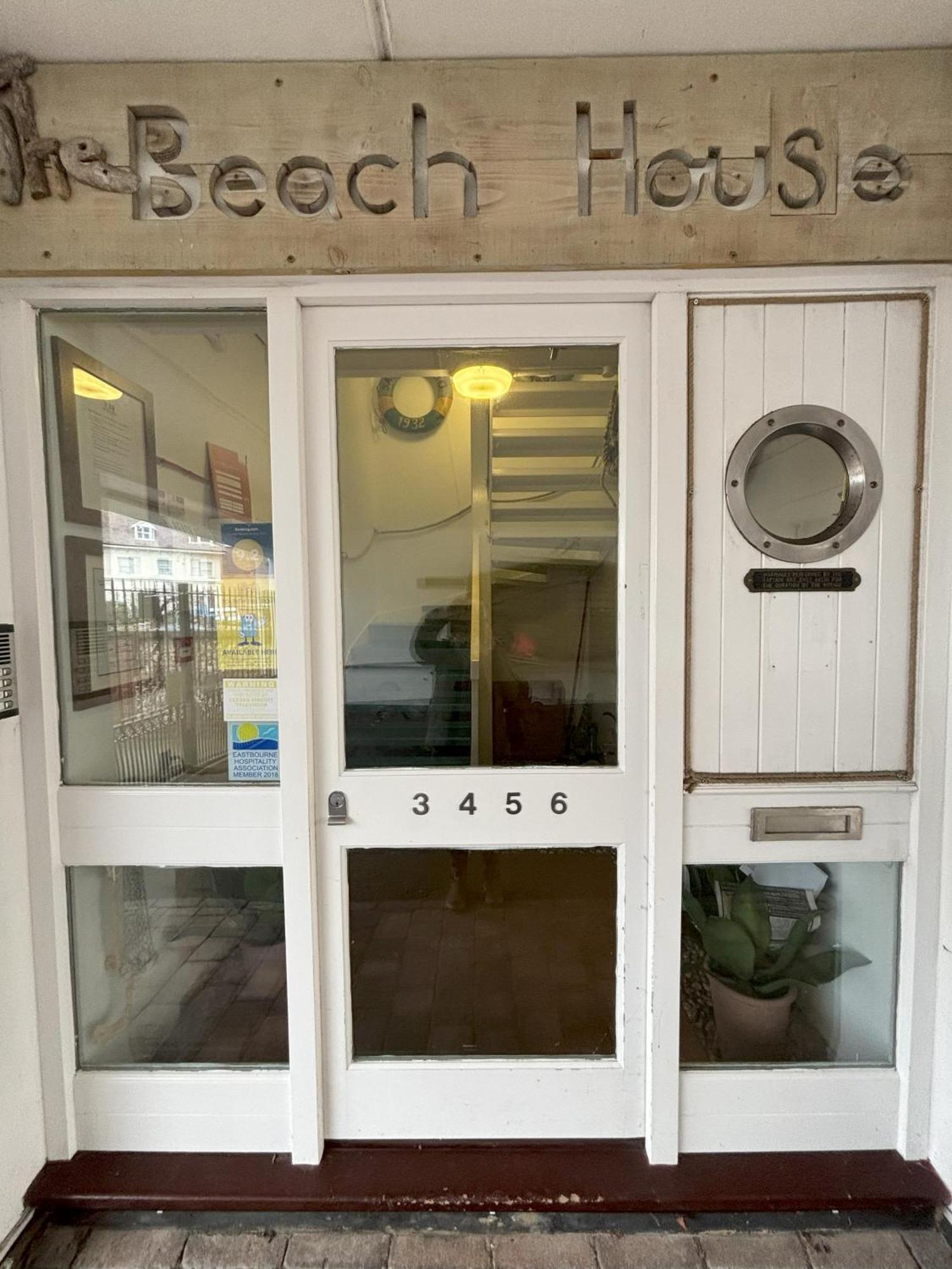 The Beach House Holiday Apartments Истбурн Экстерьер фото